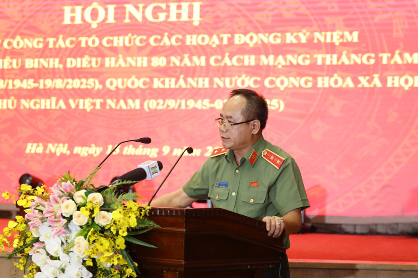 Trung tướng Nguyễn Thanh Tùng - Giám đốc CATP Hà Nội phát biểu tham luận tại hội nghị. (Ảnh: Lam Thanh) Trung tướng Nguyễn Thanh Tùng - Giám đốc CATP Hà Nội phát biểu tham luận tại hội nghị. (Ảnh: Lam Thanh)