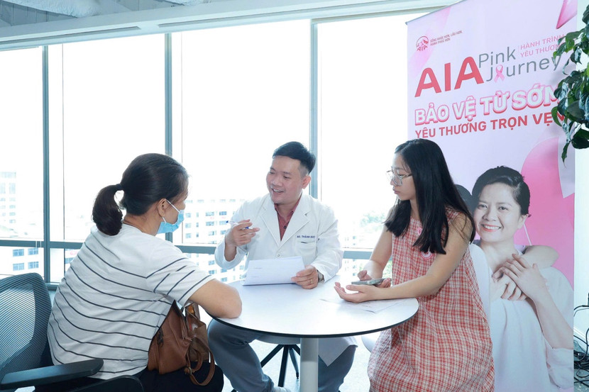 Bác sỹ Chuyên khoa Ung bướu Trần Cảnh Đạt, Cố vấn chuyên môn Y khoa BCNV, đã trực tiếp tư vấn cho các chị em phụ nữ tham dự chương trình