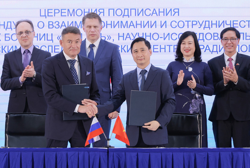Ông Andrey Kaprin Dmitrievich - Tổng giám đốc Trung tâm Y học Quốc gia về Xạ trị - Viện Hertsen Liên bang Nga trao đổi văn kiện hợp tác với ông Ngô Chí Dũng, Chủ tịch HĐQT Hệ thống BVĐK Tâm Anh và Viện Nghiên cứu Tâm Anh (TAMRI) tại lễ ký kết chiều 12/9, với sự chứng kiến của Bộ trưởng Bộ Y tế Liên bang Nga Mikhail Albertovich Murashko và Bộ trưởng Bộ Y tế Đào Hồng Lan. Ông Andrey Kaprin Dmitrievich - Tổng giám đốc Trung tâm Y học Quốc gia về Xạ trị - Viện Hertsen Liên bang Nga trao đổi văn kiện hợp tác với ông Ngô Chí Dũng, Chủ tịch HĐQT Hệ thống BVĐK Tâm Anh và Viện Nghiên cứu Tâm Anh (TAMRI) tại lễ ký kết chiều 12/9, với sự chứng kiến của Bộ trưởng Bộ Y tế Liên bang Nga Mikhail Albertovich Murashko và Bộ trưởng Bộ Y tế Đào Hồng Lan.