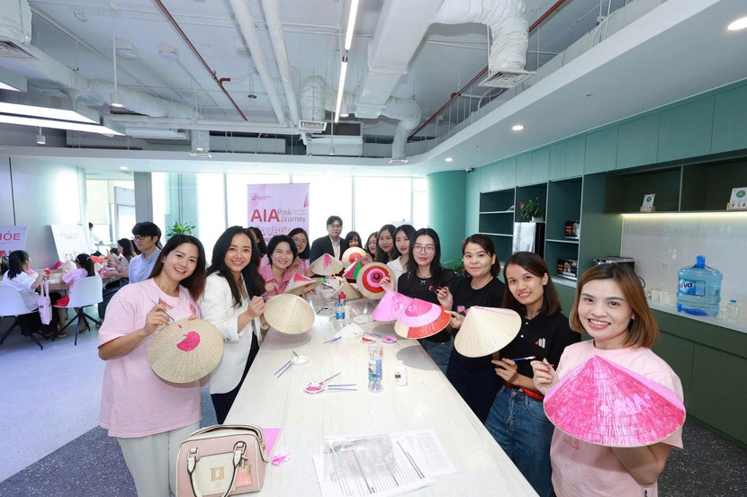 Chương trình còn mang đến không gian trải nghiệm trang trí “Nón Hồng”, thu hút sự tham gia hưởng ứng của đông đảo người tham dự, qua đó lan tỏa tinh thần tích cực và khuyến khích thói quen Sống Khỏe trong cộng đồng