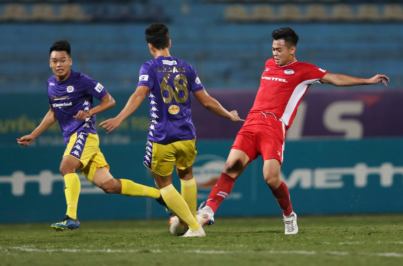 Viettel (phải) đang đứng trước bước ngoặt quan trọng