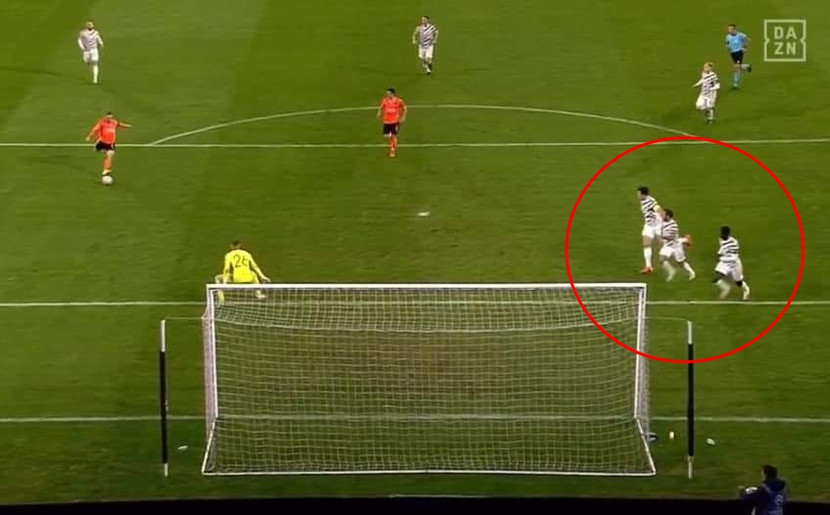 Pha bóng hài hước của hàng thủ M.U ở bàn thua thứ 2