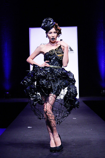 Nhà thiết kế nhọc nhằn biến rác thành váy dạ hội ảnh 6