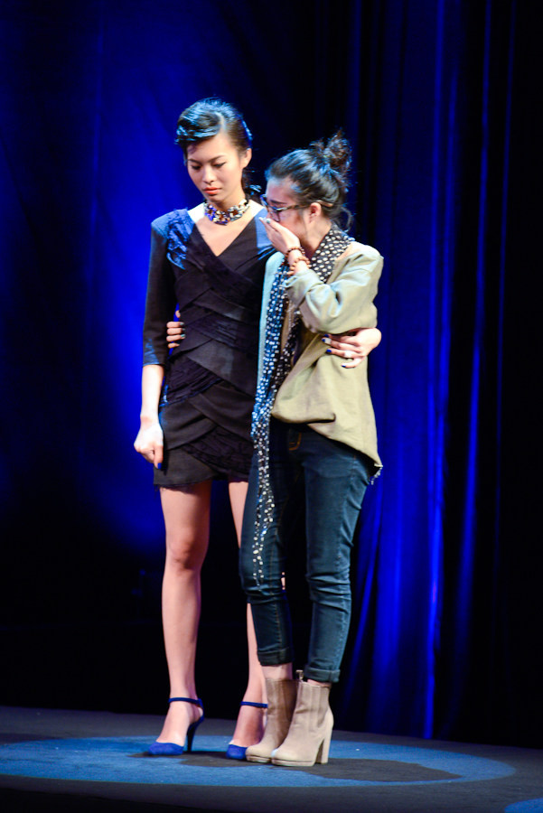 Nhà thiết kế nhọc nhằn biến rác thành váy dạ hội ảnh 8