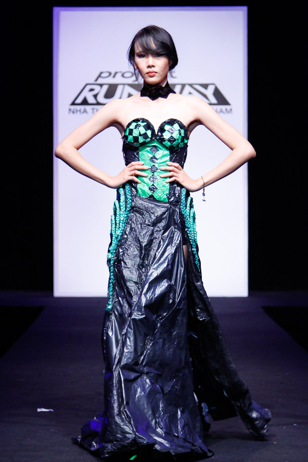 Nhà thiết kế nhọc nhằn biến rác thành váy dạ hội ảnh 9