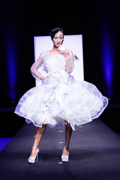 Nhà thiết kế nhọc nhằn biến rác thành váy dạ hội ảnh 4