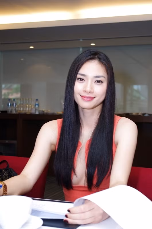 Ngô Thanh Vân diện váy cắt xẻ táo bạo đi chấm thi ảnh 3