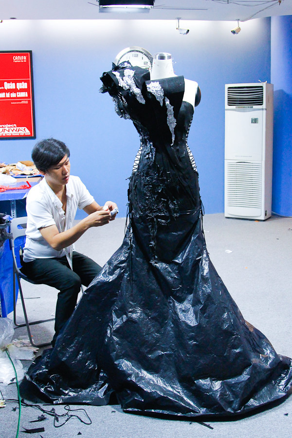 Nhà thiết kế nhọc nhằn biến rác thành váy dạ hội ảnh 3