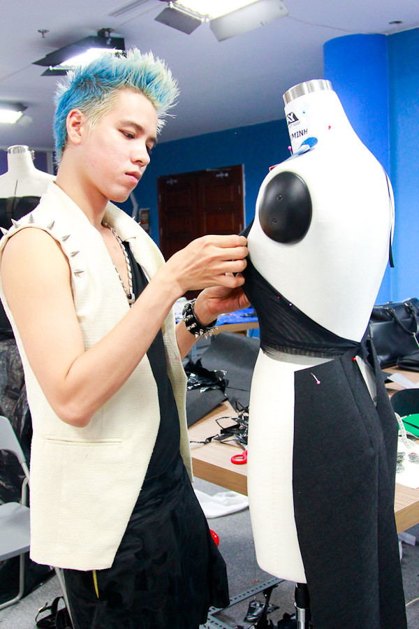 Nhà thiết kế nhọc nhằn biến rác thành váy dạ hội ảnh 2