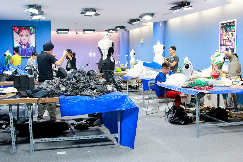 Nhà thiết kế nhọc nhằn biến rác thành váy dạ hội ảnh 1