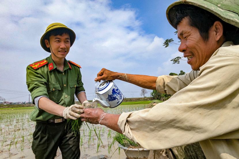 Ông Nguyễn Văn Thênh mứng lắm. Ông nói: "Không nghĩ các đồng chí công an lại cấy nhanh thế. Gia đình rất phấn khởi"