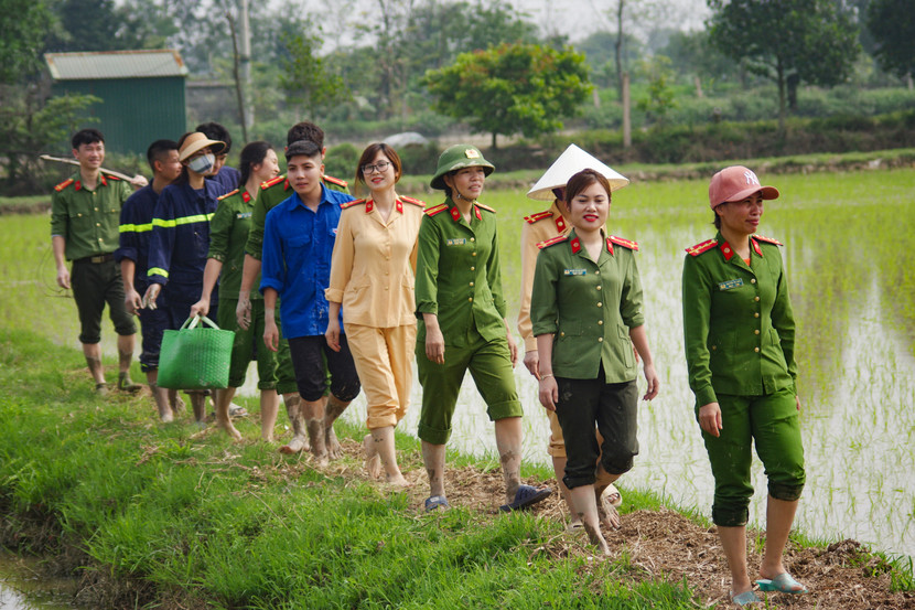 Sáng nay 18-2, tuổi trẻ Công an huyện Ứng Hòa đã triển khai chương trình "Thứ 7 tình nguyện hỗ trợ nhân dân cấy lúa vụ Chiêm Xuân 2023"