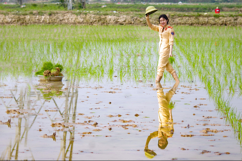 Hình bóng nữ cảnh sát giao thông in trên thửa ruộng thật đẹp