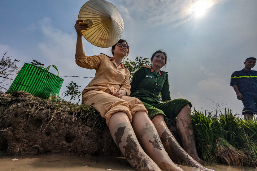 Phút nghỉ ngơi bên bờ ruộng...