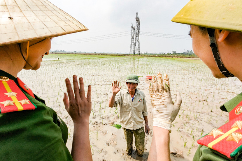 Tạm biệt ông Thênh và thửa ruộng 6 sào đã được cấy xong. Nụ cười của ông chính là phần thưởng lớn nhất cho các cán bộ, chiến sỹ công an huyện Ứng Hòa...