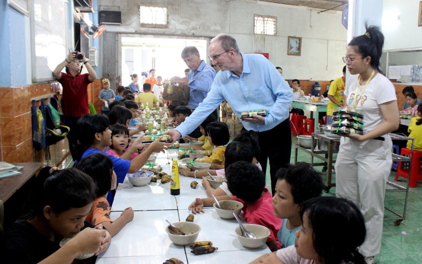 Tổng Giám đốc Tập đoàn Tân Hiệp Phát David Charles Riddle trao quà cho các em nhỏ tại mái ấm tình thương