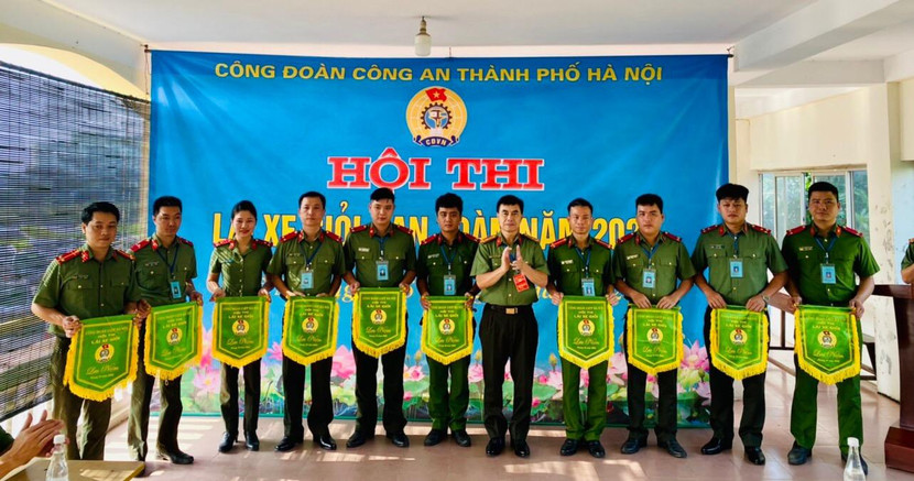 Các đội thi nhận cờ lưu niệm từ Ban tổ chức Các đội thi nhận cờ lưu niệm từ Ban tổ chức