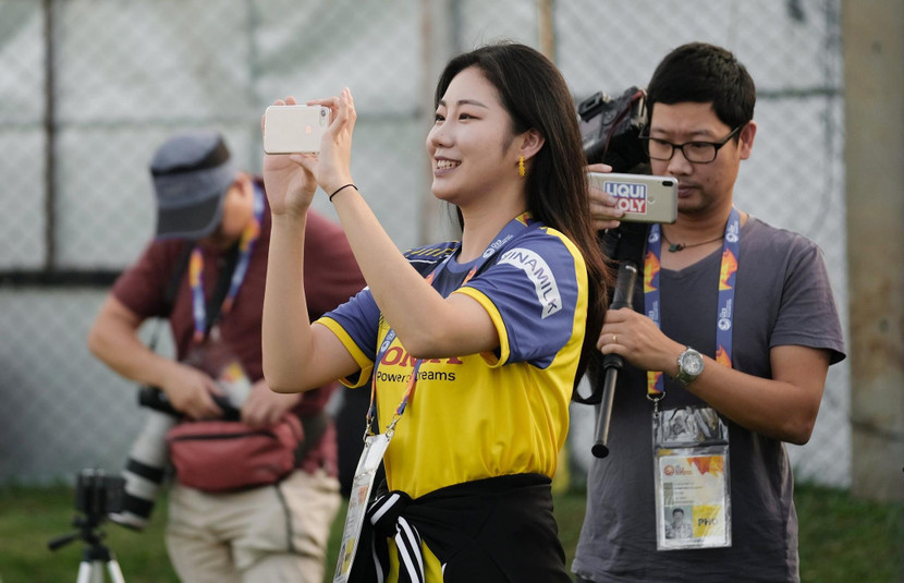 Các phóng viên tác nghiệp ở một buổi tập của ĐT Việt Nam tại Thái Lan (Ảnh: Trọng Hiếu)