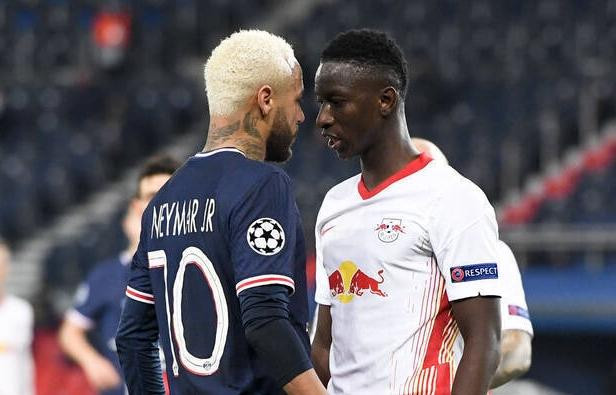 Amadou Haidara đối đầu Neymar tại Champions League Amadou Haidara đối đầu Neymar tại Champions League