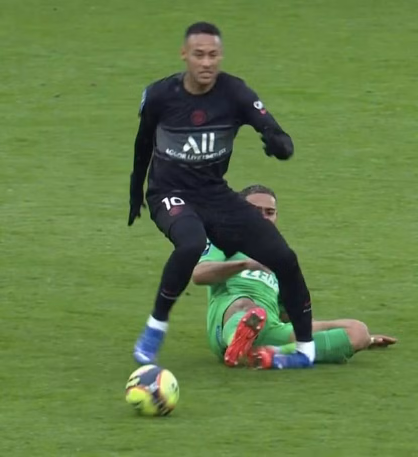 Khoảnh khắc Neymar gặp chấn thương kinh hoàng ở mắt cá chân