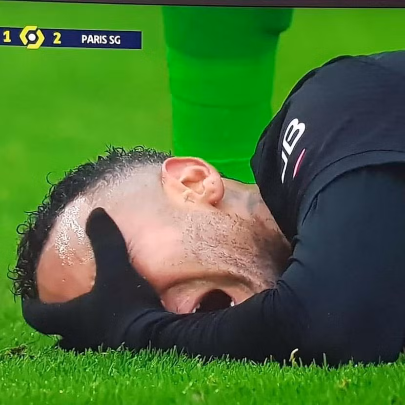 Neymar tỏ ra vô cùng đau đớn