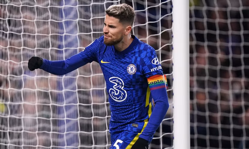 Jorginho lập công chuộc tội