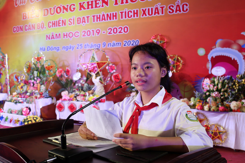 Em Phùng thị Thùy Dương, học sinh lớp 7A7 trường THCS Nguyễn Trãi. Em là con đồng chí Phùng Văn Quốc, cán bộ CAQ Hà Đông. Trong 7 năm học qua, em Dương đều là học sinh giỏi. Em luôn tự hào khi bố mình là một chiến sĩ Công an nhân dân.