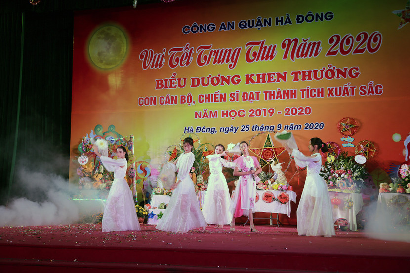 Những tiết mục âm nhạc đặc sắc với các bài hát cổ truyền đưa các em nhỏ vào thế giới cổ tích