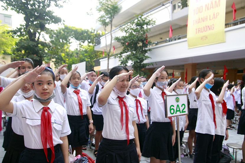 Các học sinh làm lễ chào cờ, hát Quốc ca Các học sinh làm lễ chào cờ, hát Quốc ca