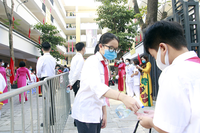 Tất cả học sinh khi đến trường đều được sát khuẩn, đo thân nhiệt Tất cả học sinh khi đến trường đều được sát khuẩn, đo thân nhiệt