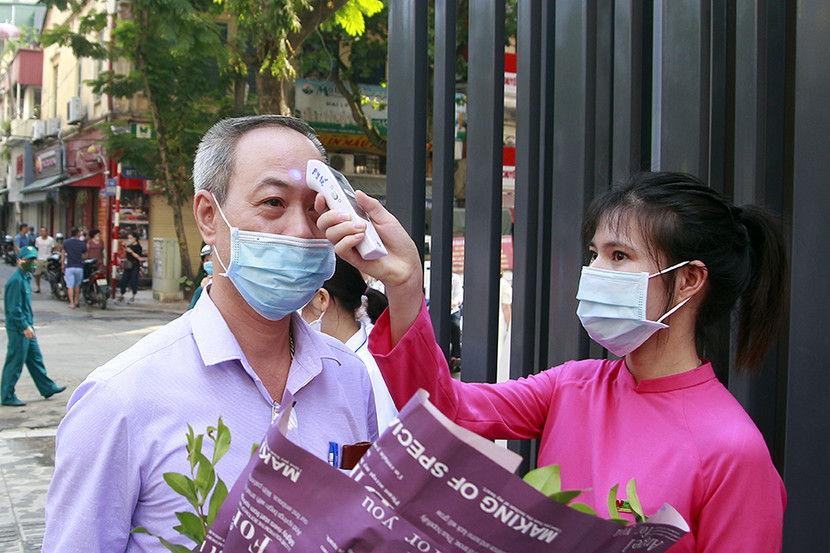 Tất cả đại biểu dự lễ khai giảng đều phải đo thân nhiệt từ ngay cổng trường Tất cả đại biểu dự lễ khai giảng đều phải đo thân nhiệt từ ngay cổng trường