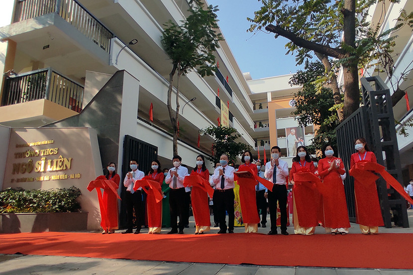 Các đồng chí lãnh đạo cắt băng khánh thành công trình trường THCS Ngô Sỹ Liên... Các đồng chí lãnh đạo cắt băng khánh thành công trình trường THCS Ngô Sỹ Liên...