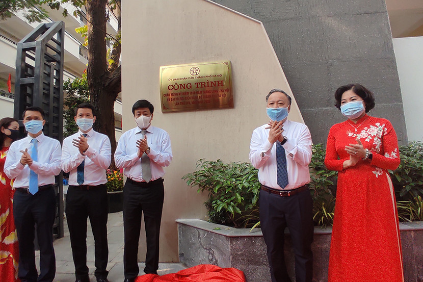 ...và gắn biển Công trình chào mừng 1010 năm Thăng Long-Hà Nội ...và gắn biển Công trình chào mừng 1010 năm Thăng Long-Hà Nội