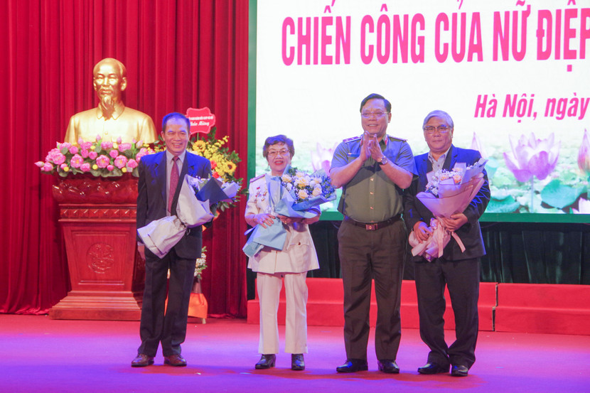 Trung tướng Nguyễn Hải Trung, Giám đốc CATP tặng hoa cảm ơn những nhân chứng lịch sử tham gia tọa đàm Trung tướng Nguyễn Hải Trung, Giám đốc CATP tặng hoa cảm ơn những nhân chứng lịch sử tham gia tọa đàm