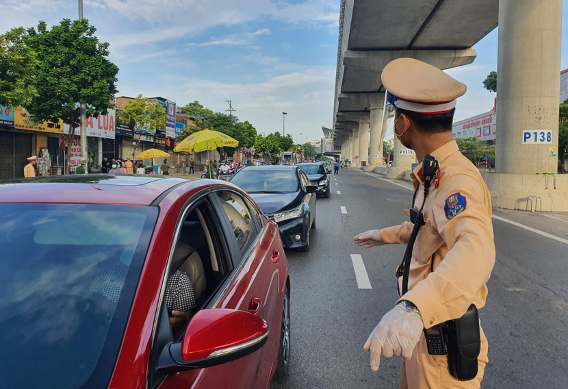 CSGT Hà Nội phân luồng ở khu vực cửa ngõ vào trung tâm thành phố CSGT Hà Nội phân luồng ở khu vực cửa ngõ vào trung tâm thành phố