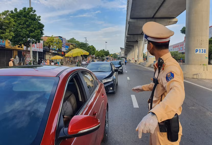 CSGT Hà Nội phân luồng ở khu vực cửa ngõ vào trung tâm thành phố