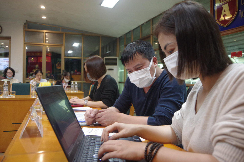 Phóng viên Hà Loan trợ giúp Thạc sỹ Ngô Khánh Hoàng trả lời câu hỏi của bạn đọc