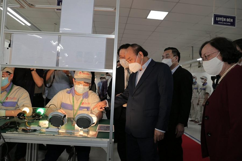 Chủ tịch nước Nguyễn Xuân Phúc tham quan dây chuyền sản xuất đèn LED của Công ty CP bóng đèn phích nước Rạng Đông