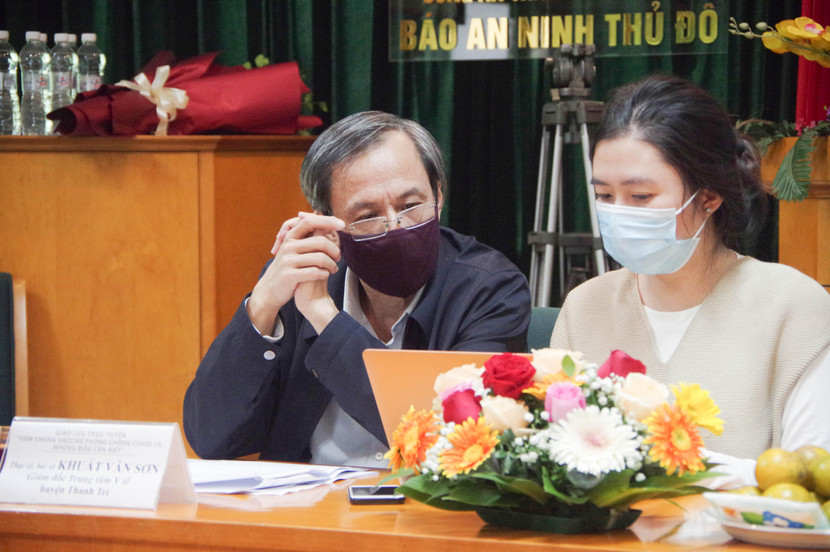 Phóng viên Phạm Phương trợ giúp Bác sỹ Tiến sỹ Khuất Văn Sơn giao lưu với bạn đọc An ninh Thủ đô