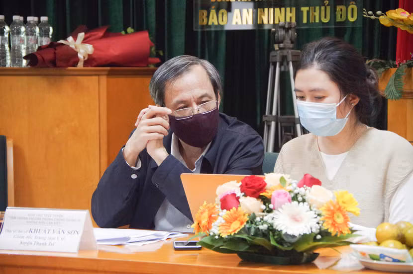 Phóng viên Phạm Phương trợ giúp Bác sỹ Tiến sỹ Khuất Văn Sơn giao lưu với bạn đọc An ninh Thủ đô Phóng viên Phạm Phương trợ giúp Bác sỹ Tiến sỹ Khuất Văn Sơn giao lưu với bạn đọc An ninh Thủ đô