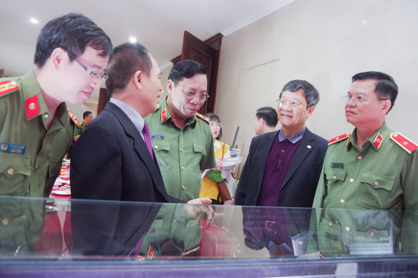 Các đồng chí lãnh đạo và đại biệu dự buổi tọa đàm xem các hiện vật và nghe thêm các câu chuyện về Anh hùng liệt sỹ Nguyễn Thị Lợi Các đồng chí lãnh đạo và đại biệu dự buổi tọa đàm xem các hiện vật và nghe thêm các câu chuyện về Anh hùng liệt sỹ Nguyễn Thị Lợi