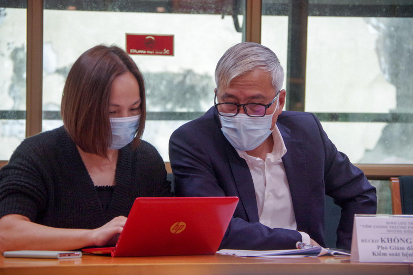 Phóng viên Ngân Tuyền trợ giúp khách mời TS.CKII Khổng Minh Tuấn giao lưu với bạn đọc An ninh Thủ đô. Ảnh: Phú Khánh