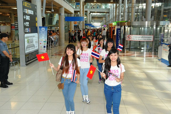 Thí sinh Miss Teen gây "náo loạn" sân bay Thái Lan ảnh 3