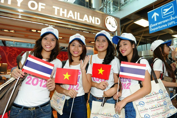 Thí sinh Miss Teen gây "náo loạn" sân bay Thái Lan ảnh 2