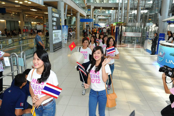 Thí sinh Miss Teen gây "náo loạn" sân bay Thái Lan ảnh 1
