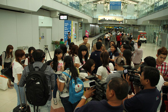 Thí sinh Miss Teen gây "náo loạn" sân bay Thái Lan ảnh 6