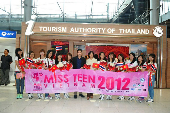 Thí sinh Miss Teen gây "náo loạn" sân bay Thái Lan ảnh 8