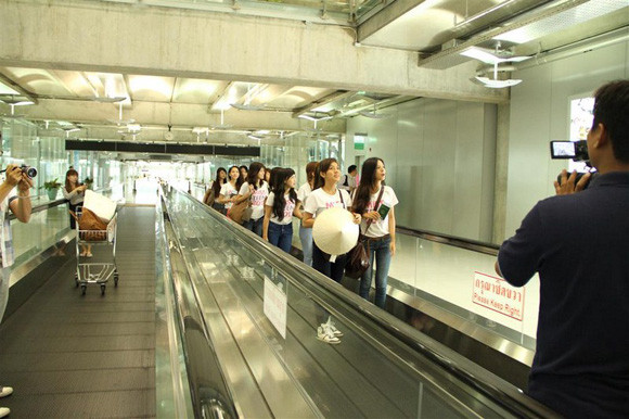 Thí sinh Miss Teen gây "náo loạn" sân bay Thái Lan ảnh 5