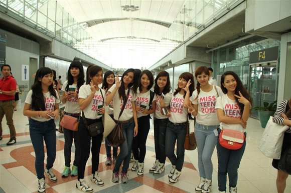 Thí sinh Miss Teen gây "náo loạn" sân bay Thái Lan ảnh 7