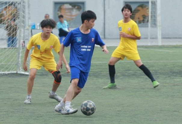 Cầu thủ Nguyễn Đức Tuấn (xanh) của THPT Chúc Động Cầu thủ Nguyễn Đức Tuấn (xanh) của THPT Chúc Động